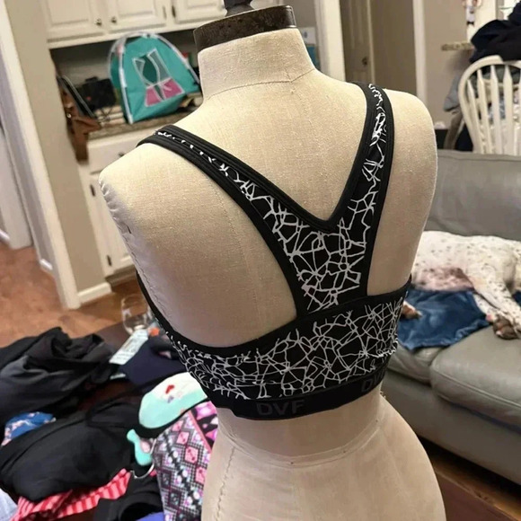 NWOT Diane Von Furstenberg for Target black & white design sports bra size M - Picture 2 of 5